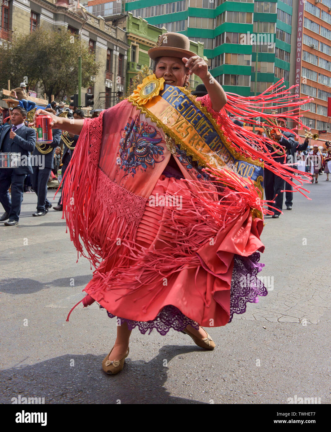 Cholita tanzen im Gran Poder Festival, La Paz, Bolivien Stockfoto