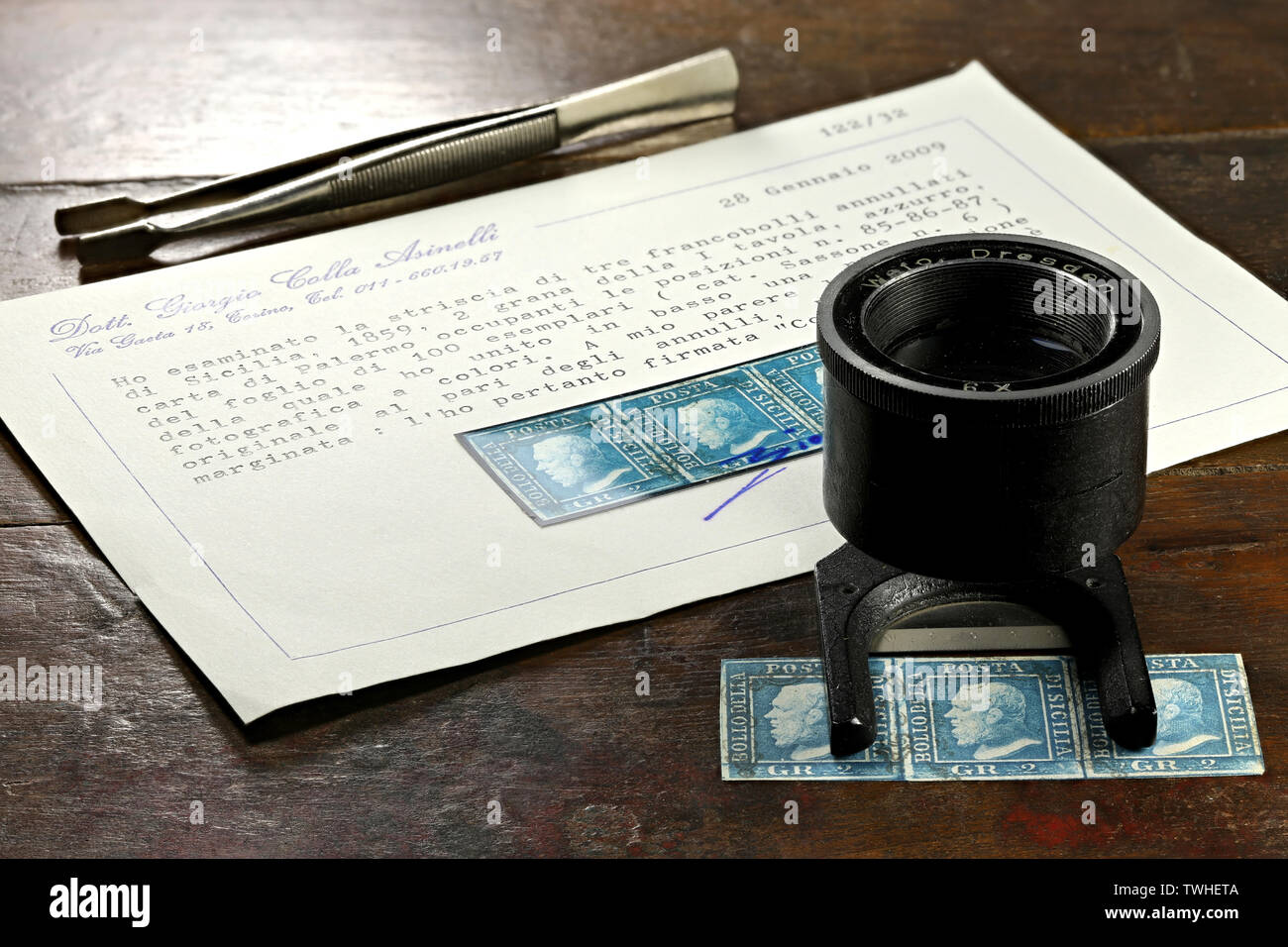 Streifen von 3 Königreich Sizilien 2 Grana Briefmarken von 1859 mit Giorgio Colla Zertifikat. Stockfoto