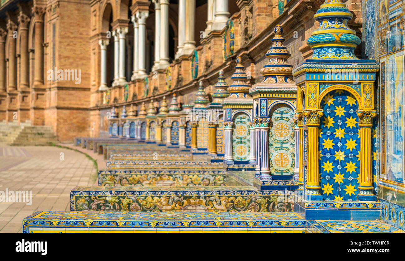 Fliesen und Dekorationen in der schönen Plaza de Espana in Sevilla. Andalusien, Spanien. Stockfoto