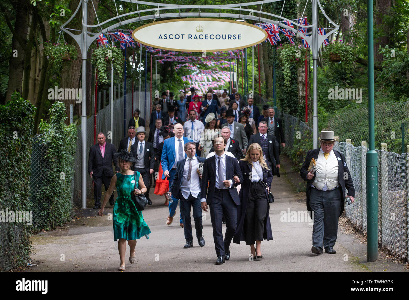 Ascot, Großbritannien. 20 Juni, 2019. Royal Ascot Racegoers verlassen nach dem Besuch Ladies Day. Credit: Mark Kerrison/Alamy leben Nachrichten Stockfoto