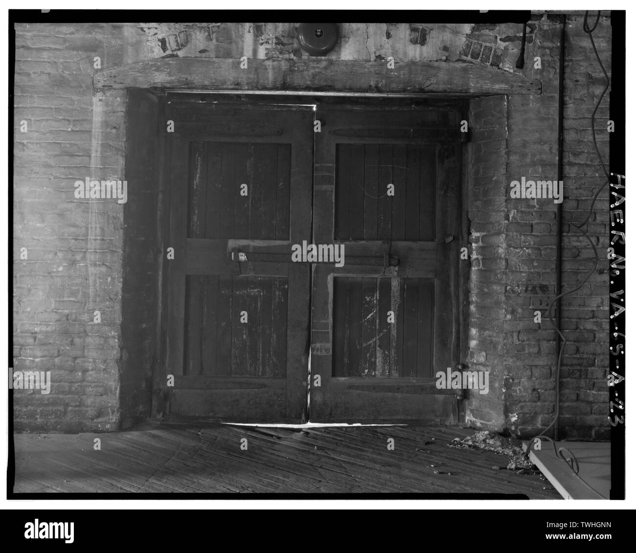 Zweiter Stock, DETAIL NORDWAND LADETÜREN - Norfolk Naval Shipyard, Mast House, West Side von Warrington Avenue zwischen Shubrick und Breeze Straßen, Portsmouth, Portsmouth, VA Stockfoto