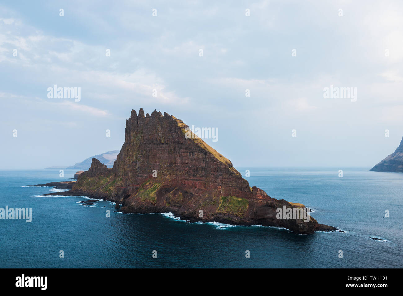 Nahaufnahme der berühmten Tindholmur Inseln neben Drangarnir Klippe während am frühen Morgen Wanderung im Frühling gemacht (Färöer, Dänemark, Europa) Stockfoto