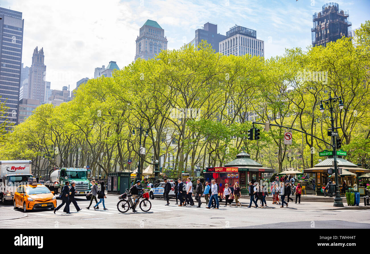 New York, United States, 2. Mai 2019. Bryant Park, sonnigen Tag im Frühjahr, Wolkenkratzer, überqueren die Straße, Bäume, klaren, blauen Himmel Hintergrund Stockfoto
