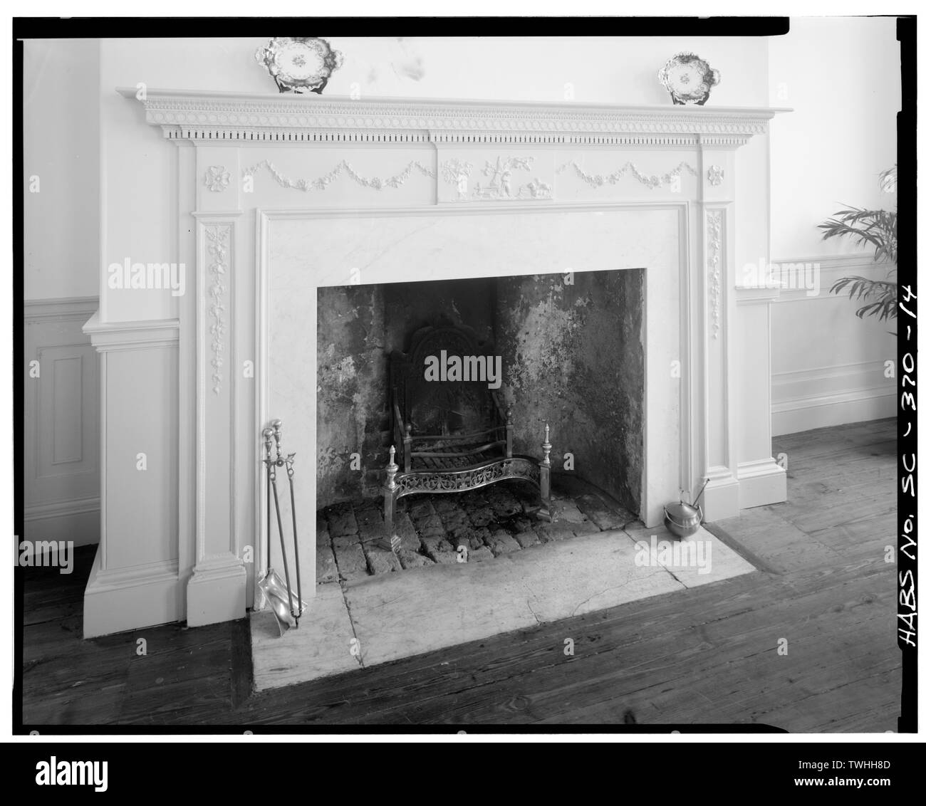 Zweite Etage, Zimmer, NORDWAND - MANTEL DETAIL - Robert Brewton House, 71 Church Street, Charleston, Charleston County, SC Stockfoto