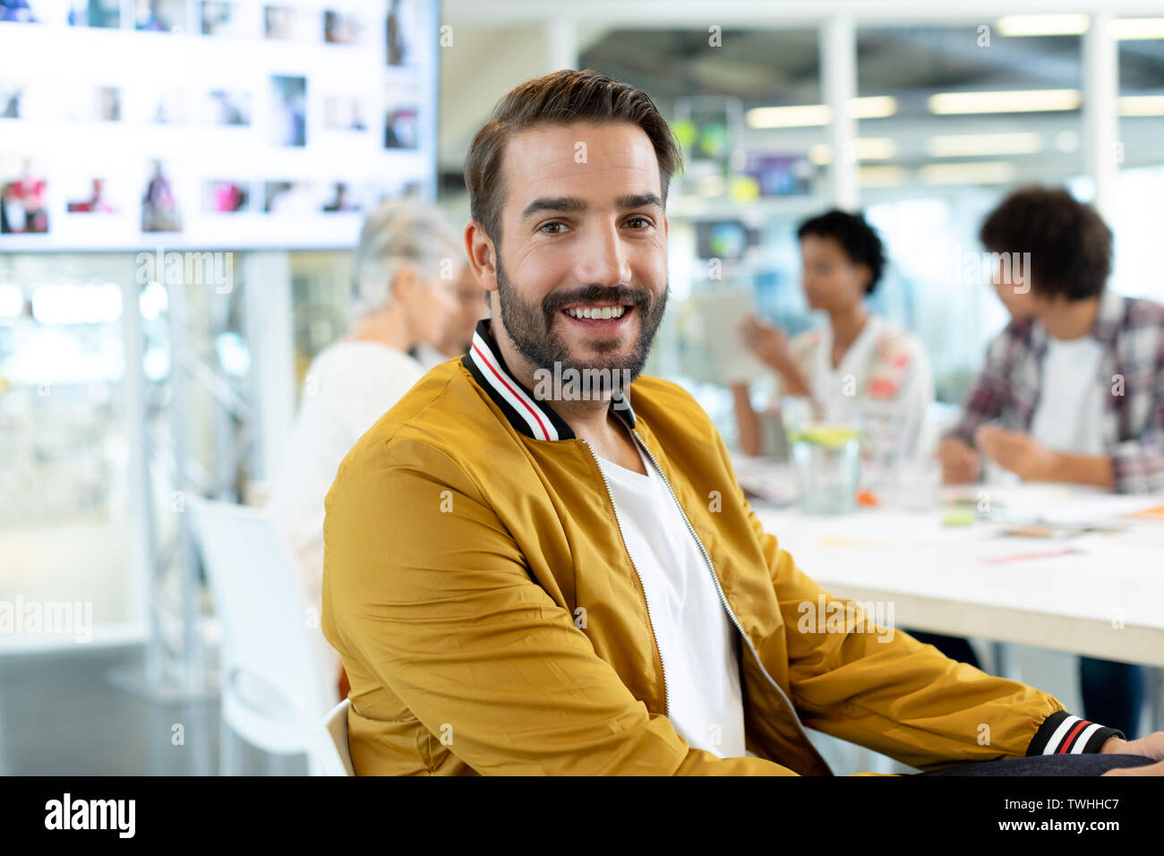 Männliche Fashion Designer Sitzung im Konferenzraum im Büro Stockfoto