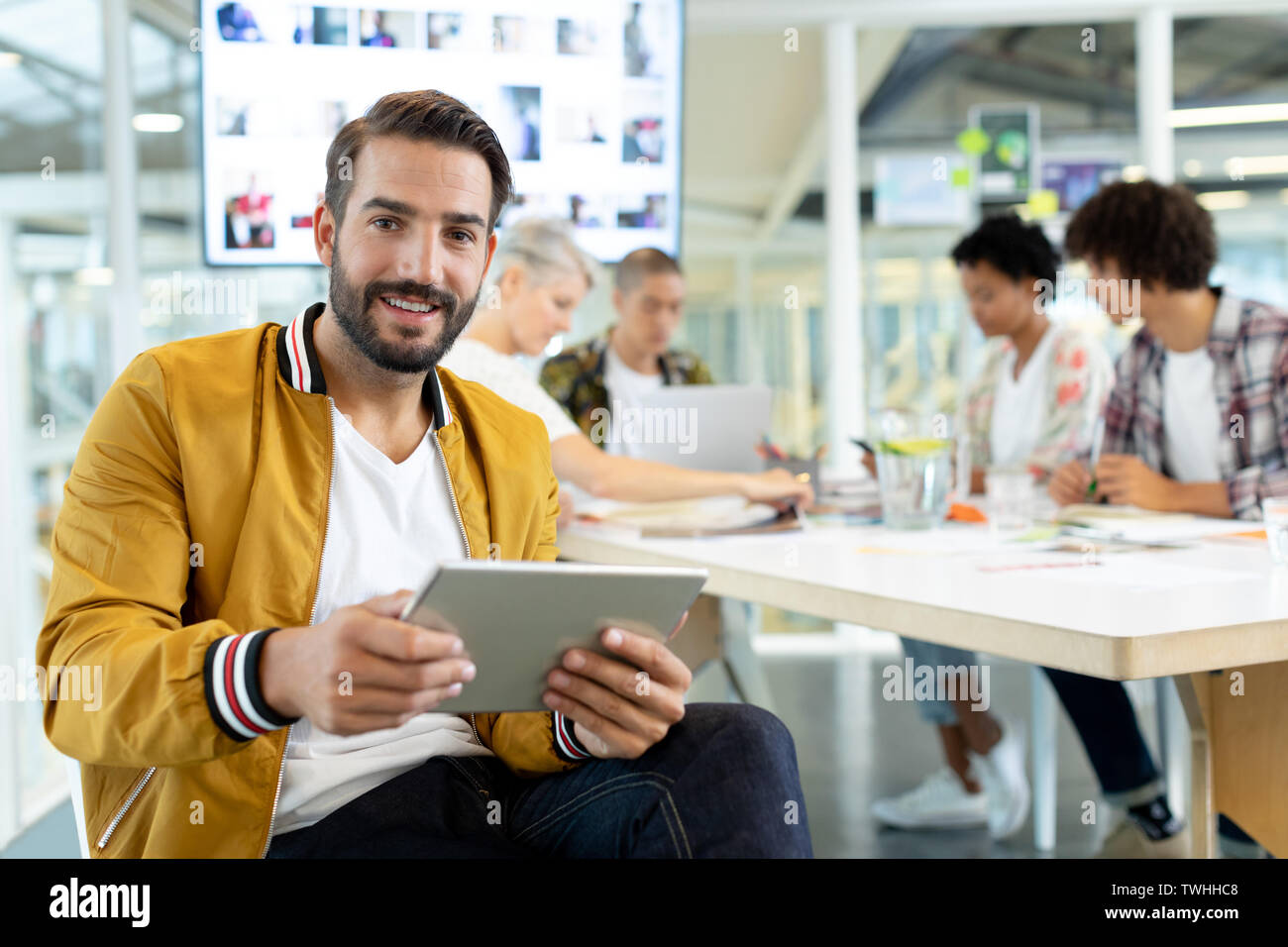 Männliche Modedesigner mit digitalen Tablet im Konferenzraum im Büro Stockfoto