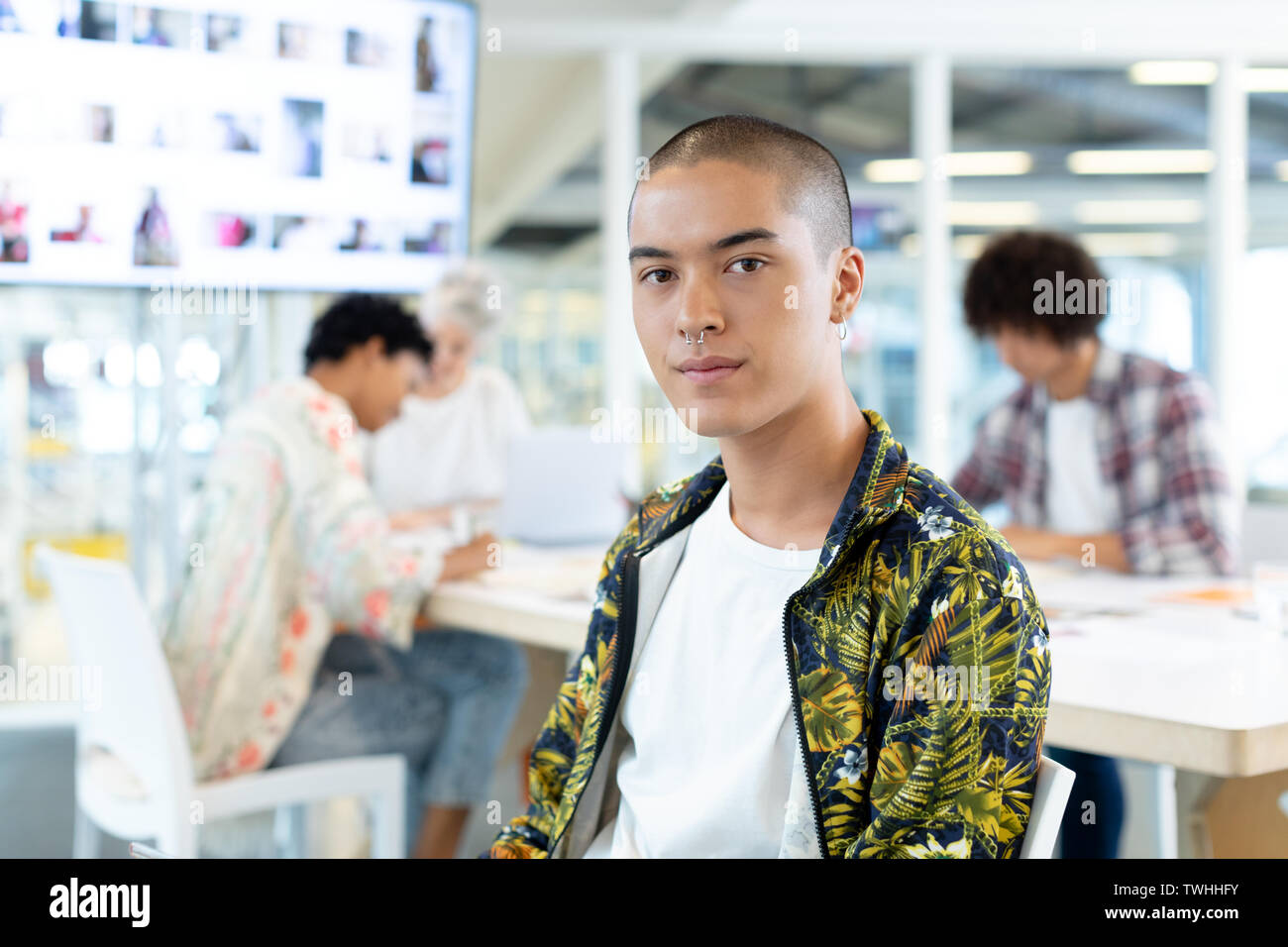 Männliche Fashion Designer Sitzung im Konferenzraum im Büro Stockfoto