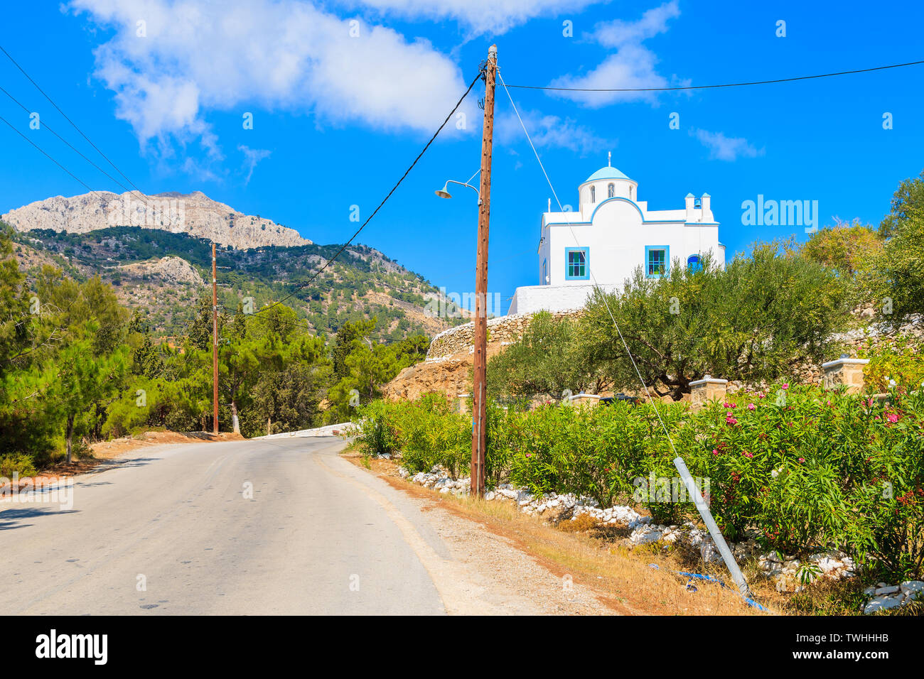 Weiß typische Kirche entlang der Straße auf der Insel Karpathos, Griechenland Stockfoto