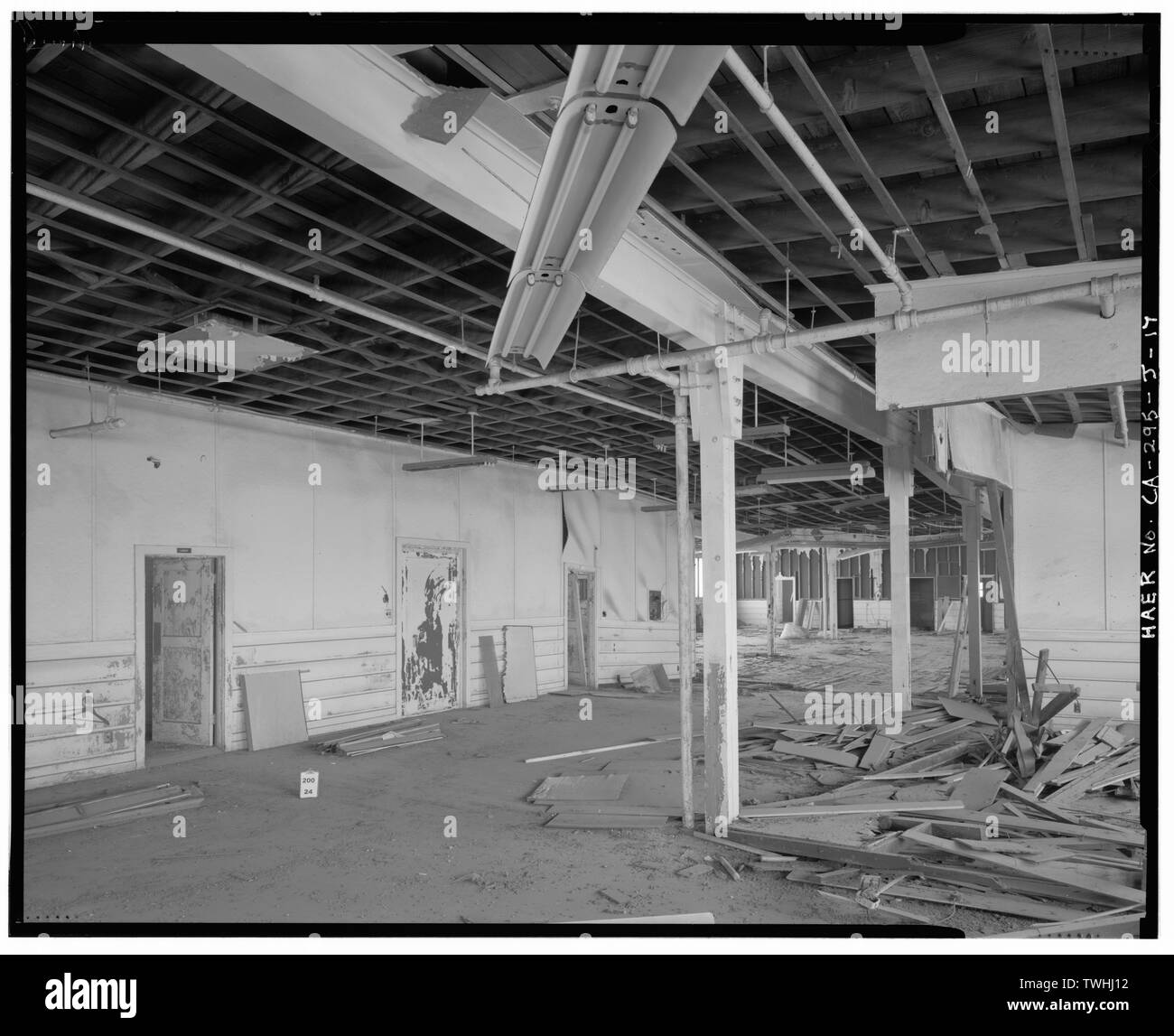 Zweite Etage, nach Südosten IN RICHTUNG DER TOILETTEN UND DIE BÜROS AN DER SÜDSEITE. - United Engineering Firma Werft, Engineering Gebäude, 2900 Main Street, Alameda, Alameda County, CA Stockfoto