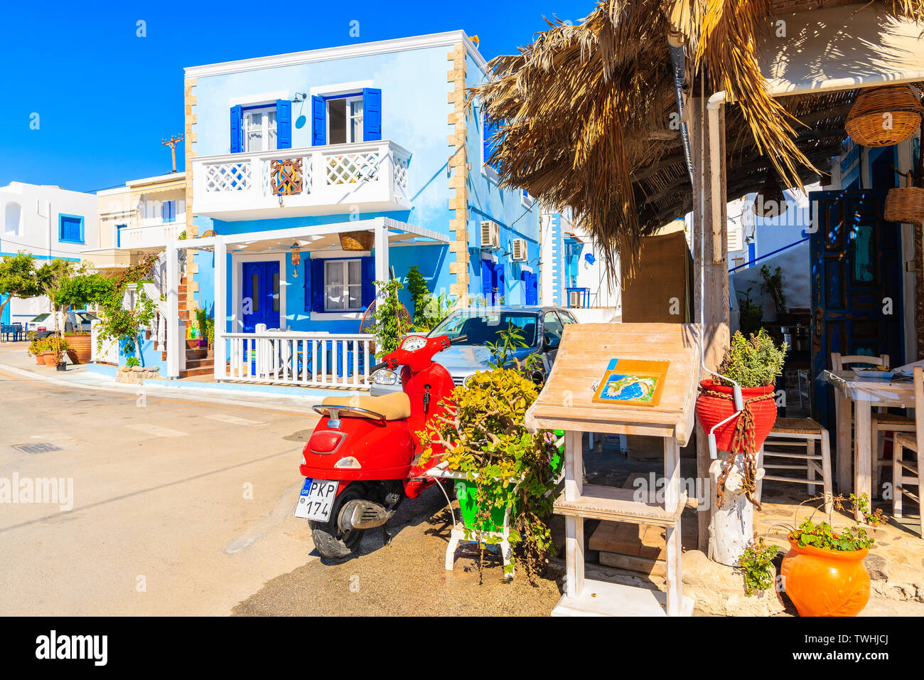 FINIKI HAFEN, Insel Karpathos - Sep 25, 2018: Vespa Roller vor der typisch griechischen Taverne in Finiki Hafen auf der Insel Karpathos. Griechenland ist sehr Population Stockfoto