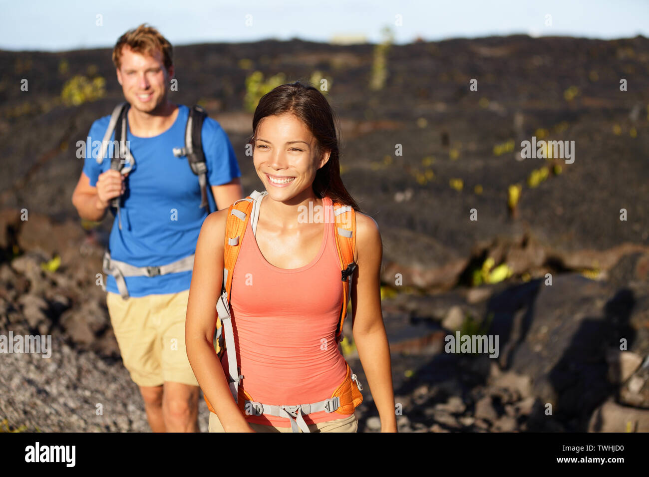 Wandern - Paar auf Lava Feld auf Hawaii. Touristen Wanderer auf Wanderung in der Nähe von Kilauea auf Hawaii Volcanoes National Park, USA. Stockfoto