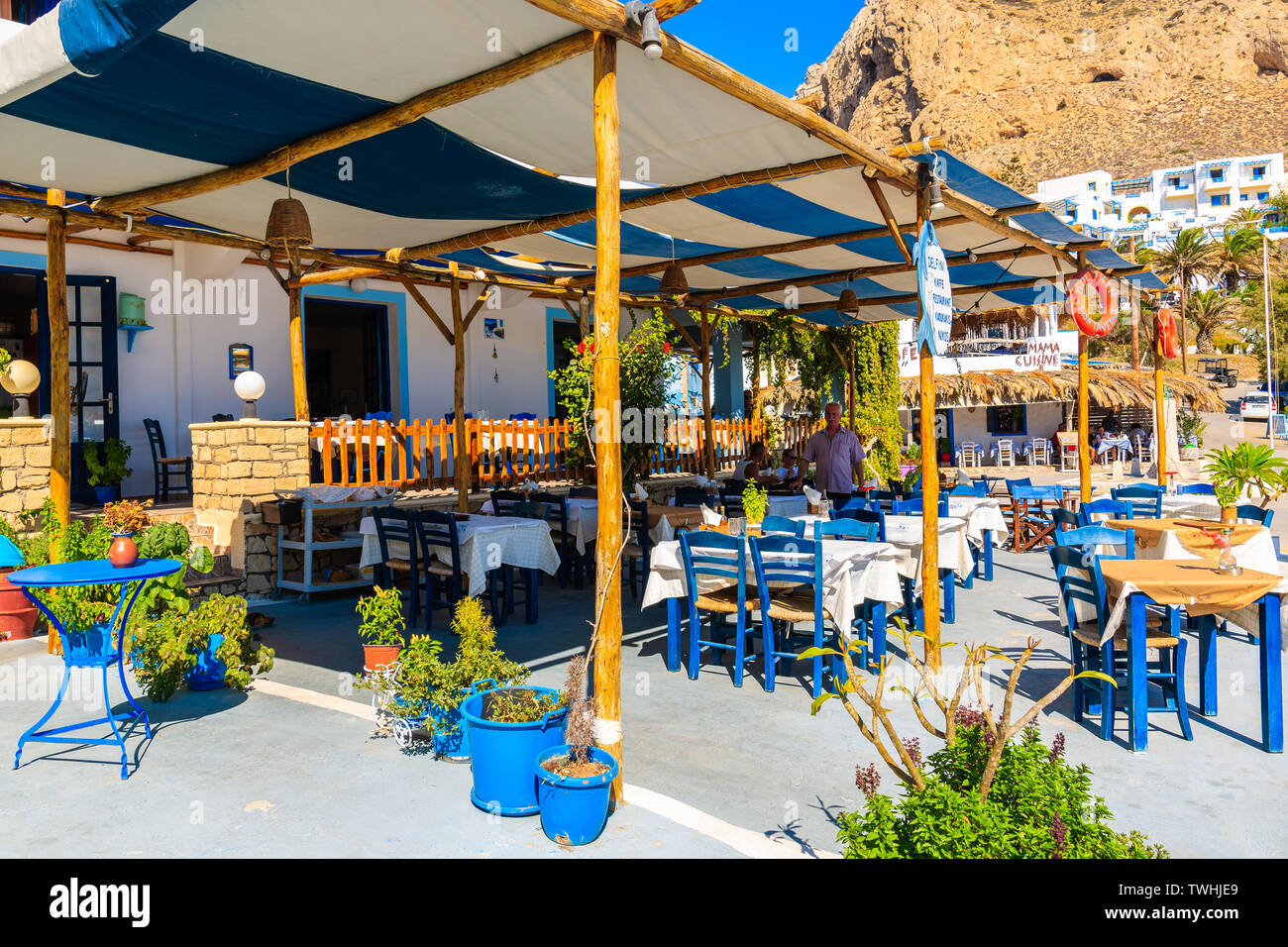 FINIKI HAFEN, Insel Karpathos - Sep 25, 2018: Blick auf Taverna Restaurant im kleinen Fischerdorf an der Küste der Insel Karpathos, Griechenland. Stockfoto