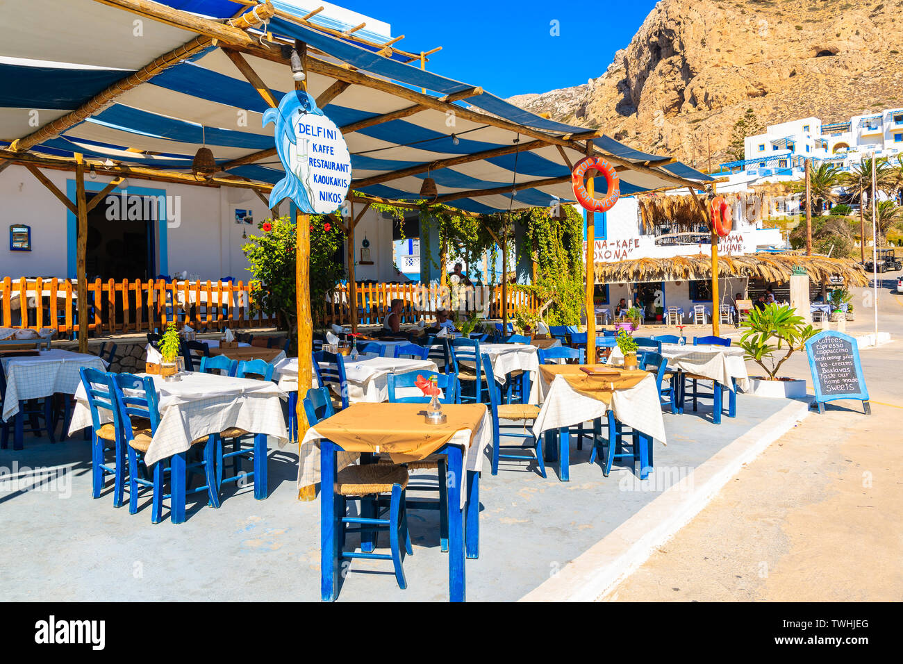 FINIKI HAFEN, Insel Karpathos - Sep 25, 2018: typisch griechischen Taverne in Finiki Hafen auf der Insel Karpathos. Griechenland ist ein sehr beliebtes Urlaubsziel in E Stockfoto