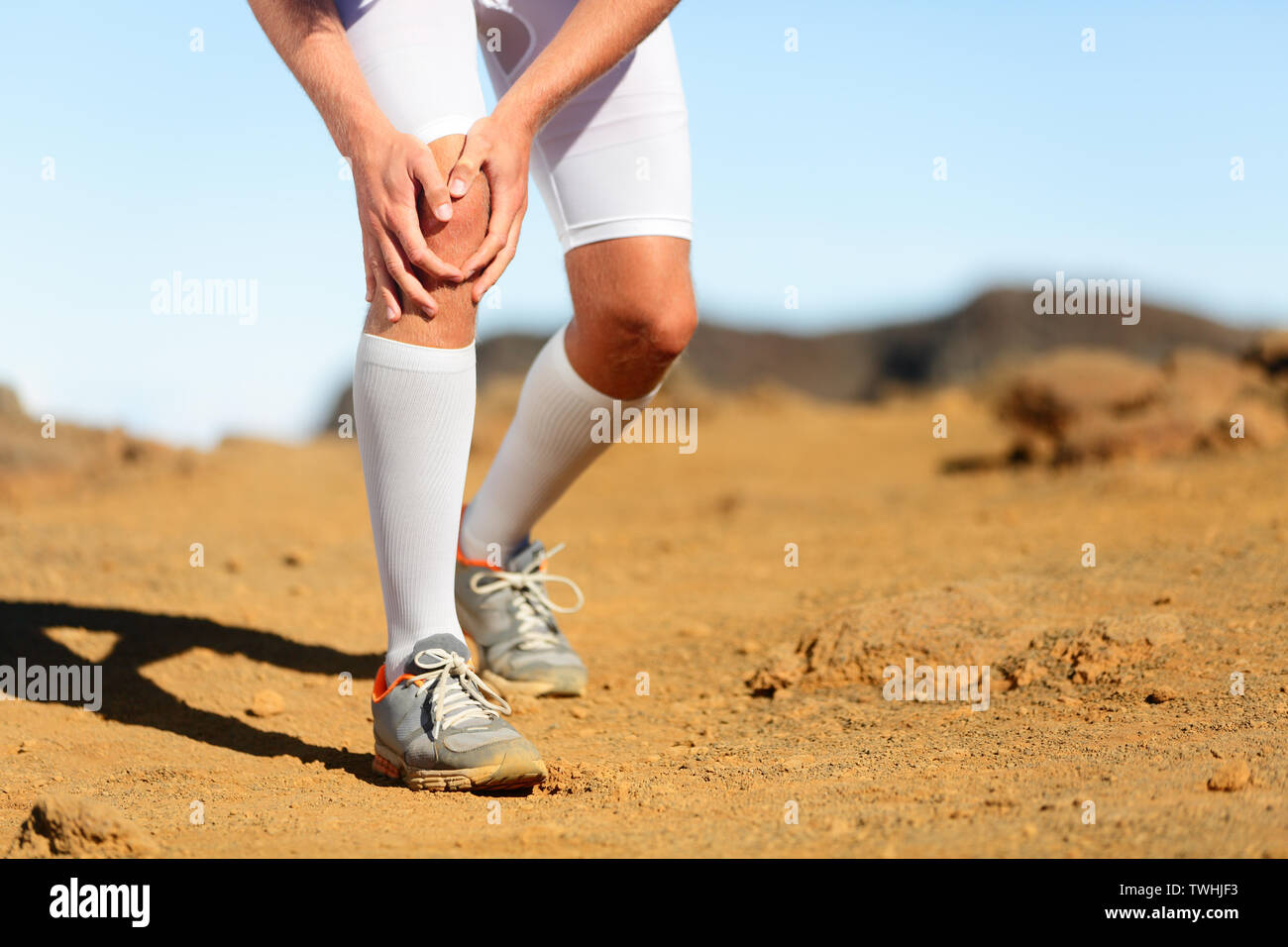 Ausführen von Verletzungen - männliche Läufer mit Knieschmerzen. Trail  Runner verletzt Joggen in der Natur seine Knie zu schmerzen. Mann fitness  Sportler Stockfotografie - Alamy