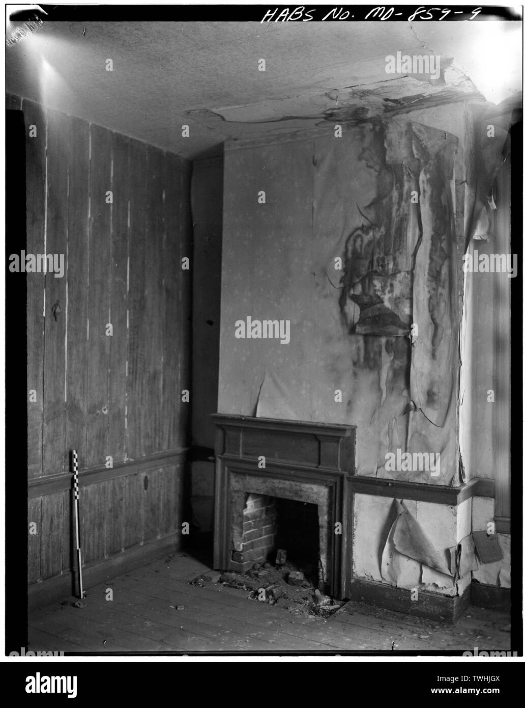 Zweite Etage, im Nordosten, Nordwesten, Blick auf den Kamin und Mantel und HOLZVERTÄFELUNGEN AN DER WAND DARÜBER HINAUS - Rose Hill, East New Market, Dorchester County, MD; Friseur, Douglas, Fotograf Stockfoto