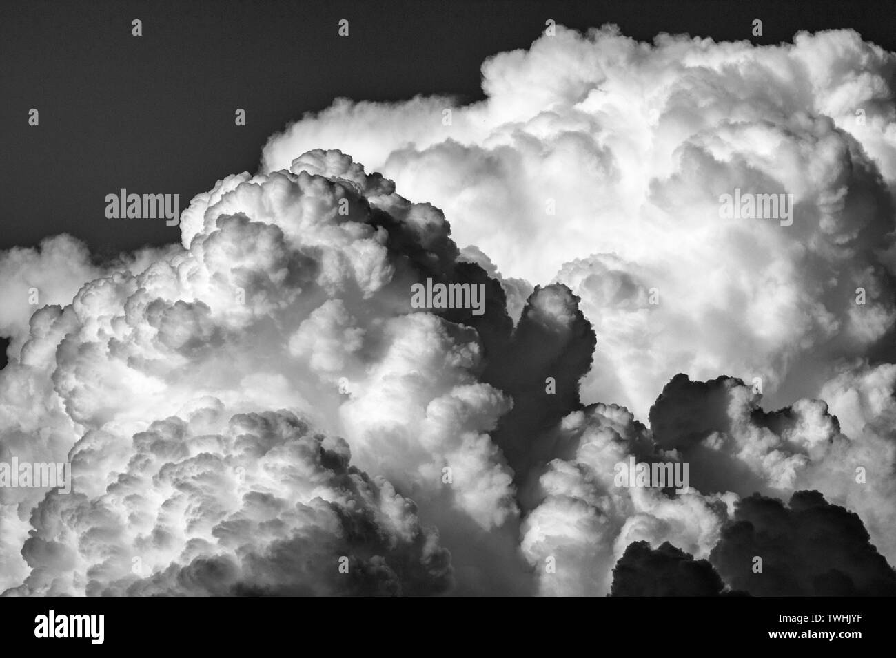 Cumulonimbuswolken Webstuhl an einem Sommerabend. Stockfoto