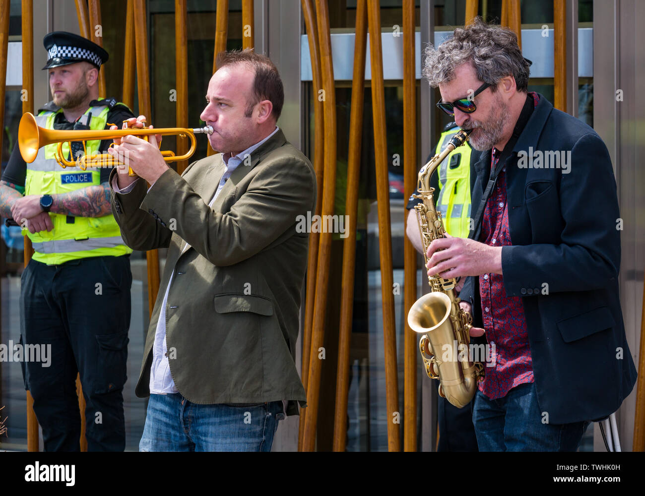 Aussterben Rebellion Klimawandel protest Trompete & Saxophon Spieler jazz Musik, Schottisches Parlament, Edinburgh, Schottland, Großbritannien Stockfoto