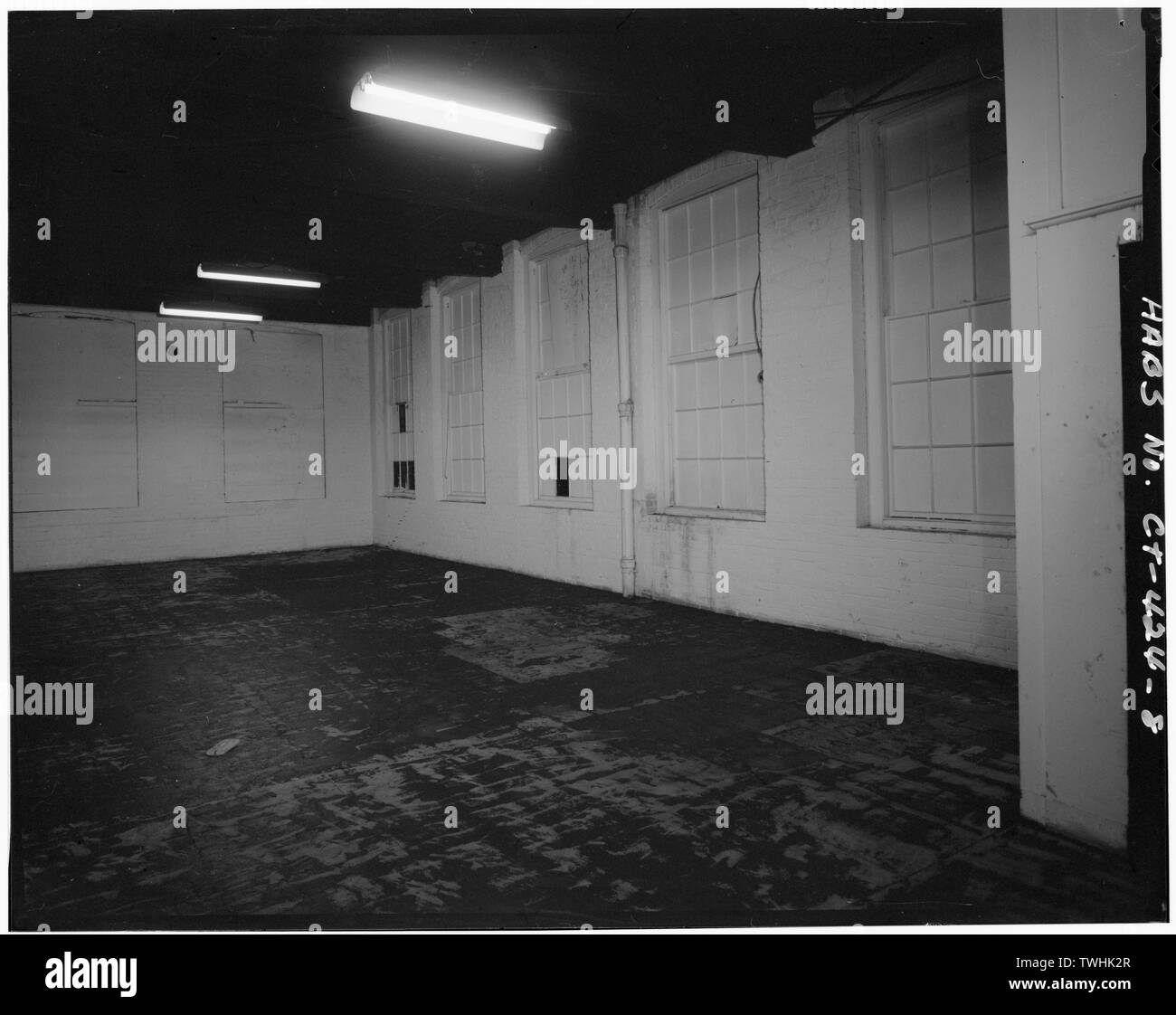 Zweite Etage, SOUTH BUILDING ANSICHT Nordwesten. (Zeigt ehemalige Außenwand von innen) - 16-32 Spring Street (gewerbliche Gebäude), Waterbury, New Haven County, CT Stockfoto