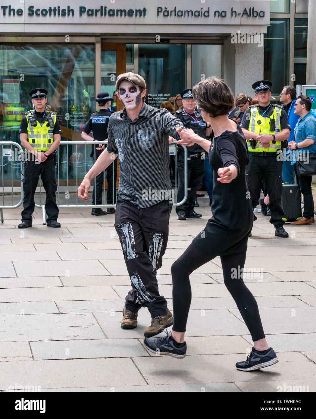 Aussterben Rebellion Klimawandel Demonstranten in theatralischen Tanz Masse sterben, Schottisches Parlament, Edinburgh, Schottland, Großbritannien Stockfoto