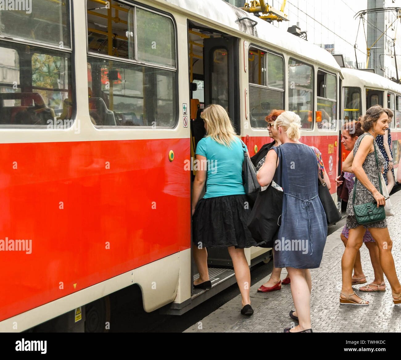 Prag, tschechische Republik - AUGUST 2018: Leute, die auf die Straßenbahn an einer Haltestelle im Stadtzentrum Prags. Stockfoto