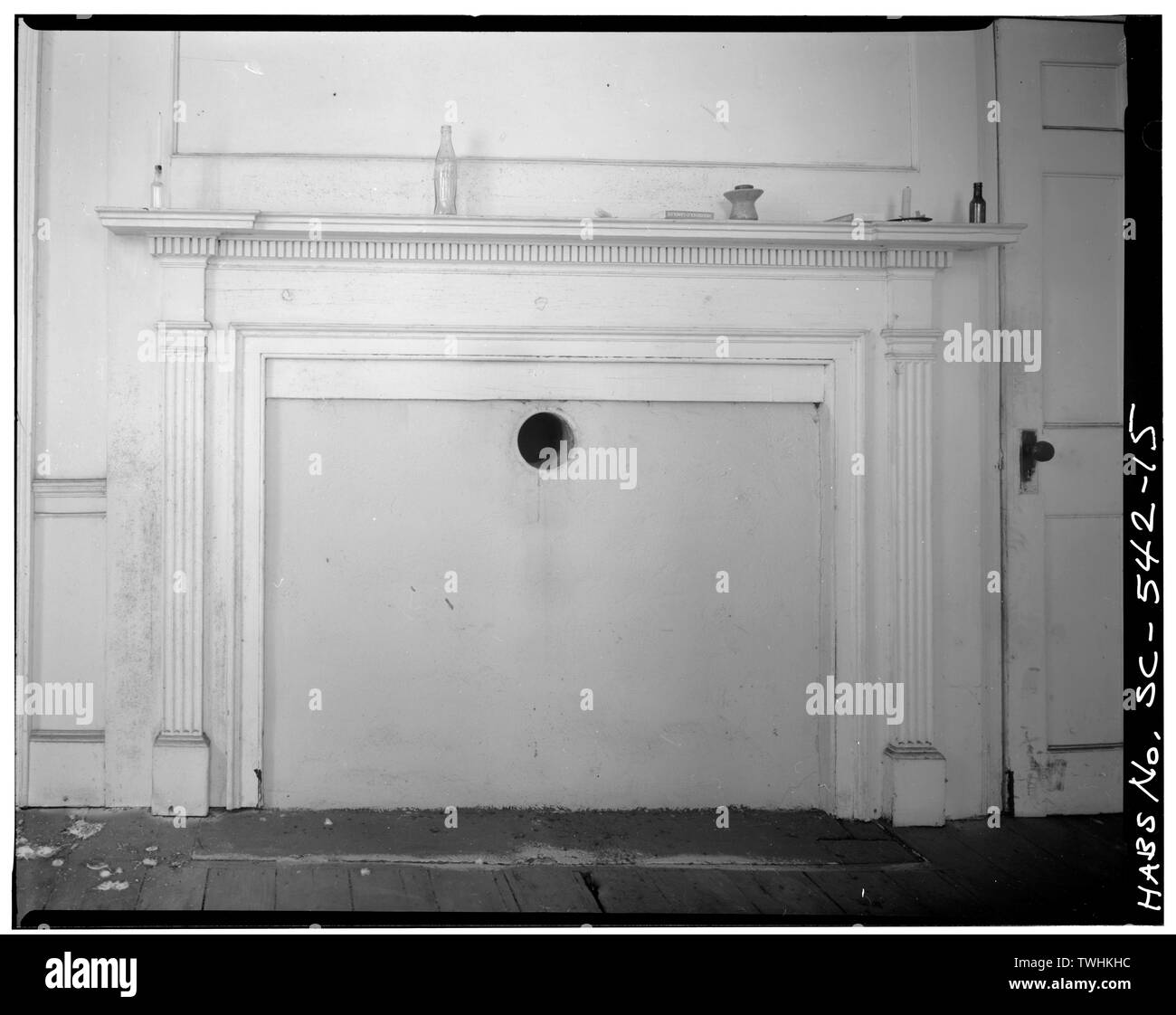 Zweite Etage, Südwesten, NORDWAND - MANTEL DETAIL - Elizabeth Barnwell Gough House, 705 Washington Street, Beaufort, Beaufort County, SC; Gough, Elizabeth Barnwell; Barnwell, Nathaniel; Barnwell, Jack; Brooker, Colin; Brooker, Jane Bruce; Historische Beaufort Foundation, Sponsor; Preis, Virginia Barrett, Sender; Boucher, Jack E, Fotograf; Brooker, Colin, Historiker; Bayless, Charles N, Fotograf Stockfoto