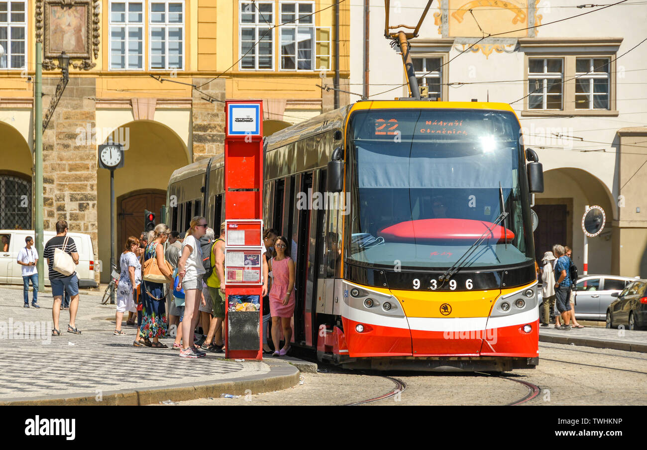 Prag, tschechische Republik - AUGUST 2018: Die Menschen warten auf die Straßenbahn an einer Haltestelle in Prag Zentrum zu gelangen. Stockfoto