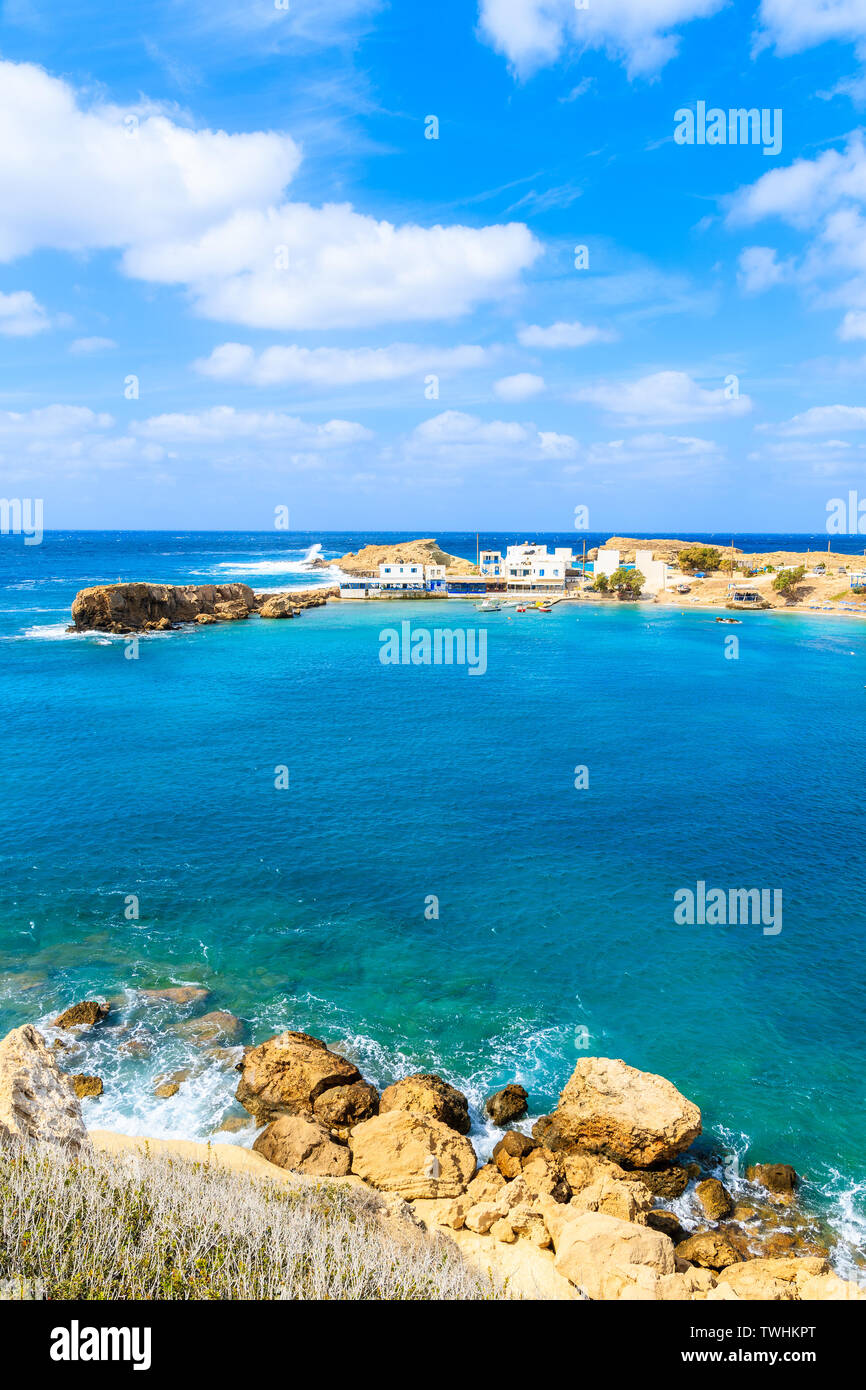 Blick auf Strand und Hafen Lefkos, Karpathos, Griechenland Stockfoto
