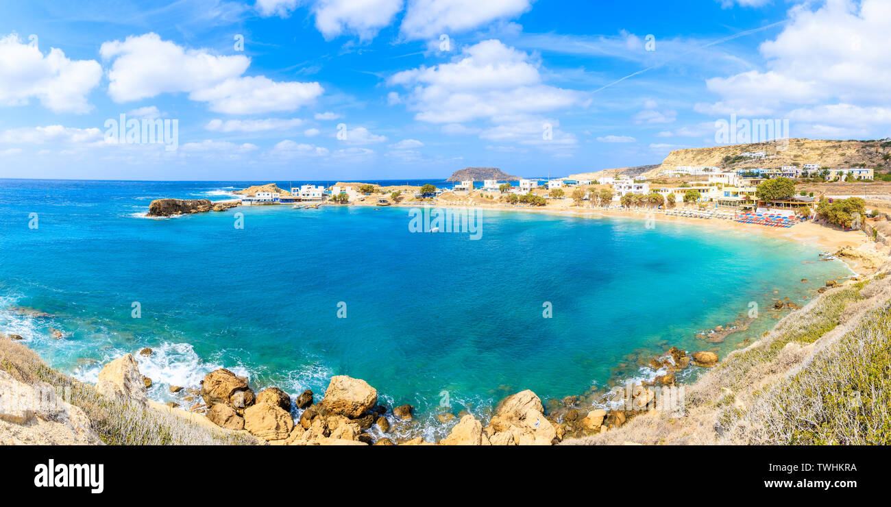 Panoramablick auf Strand und Hafen Lefkos, Karpathos, Griechenland Stockfoto