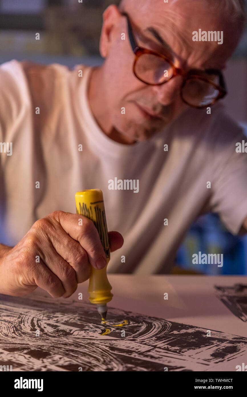 Artist Mann mittleren Alters Malen oder Zeichnen auf Leinwand digital Stockfoto