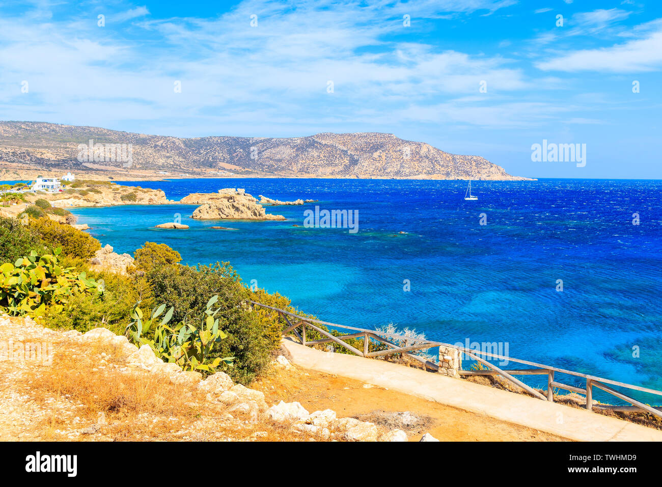 Blick auf das schöne Meer Küste der Insel Karpathos in der Nähe von ammopi Village, Griechenland Stockfoto