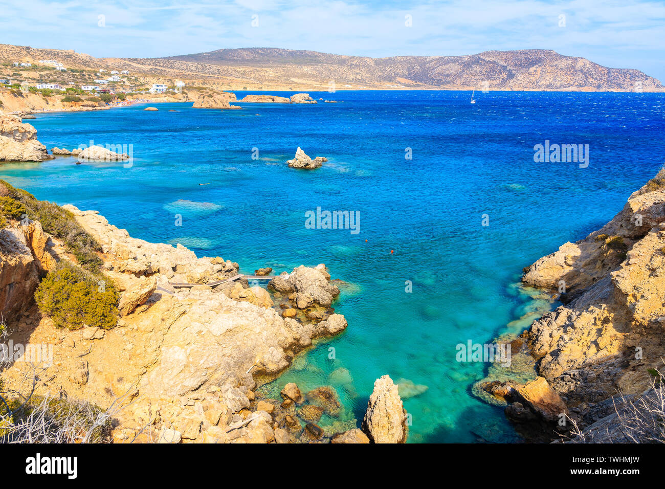 Blick auf das schöne Meer Küste der Insel Karpathos in der Nähe von ammopi Village, Griechenland Stockfoto