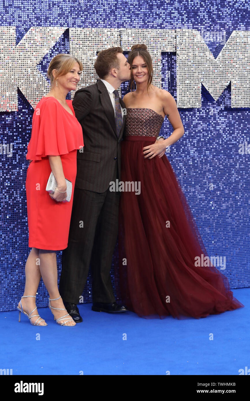 Rocketman UK Premiere - Ankunft Mit: Emily Thomas, Taron Egerton, Mama Christine Wo: London, Großbritannien Wann: 20. Mai 2019 Credit: Lia Toby/WENN.com Stockfoto