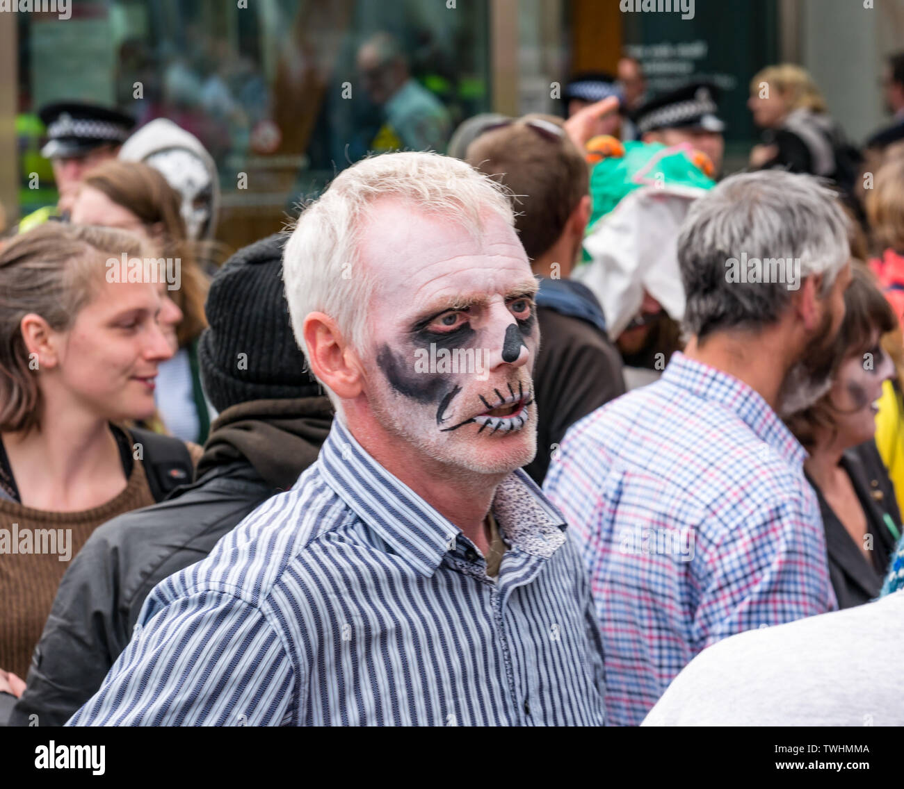 Aussterben Rebellion Klimawandel Demonstranten in theatralischen Tanz Masse sterben, Schottisches Parlament, Edinburgh, Schottland, Großbritannien Stockfoto