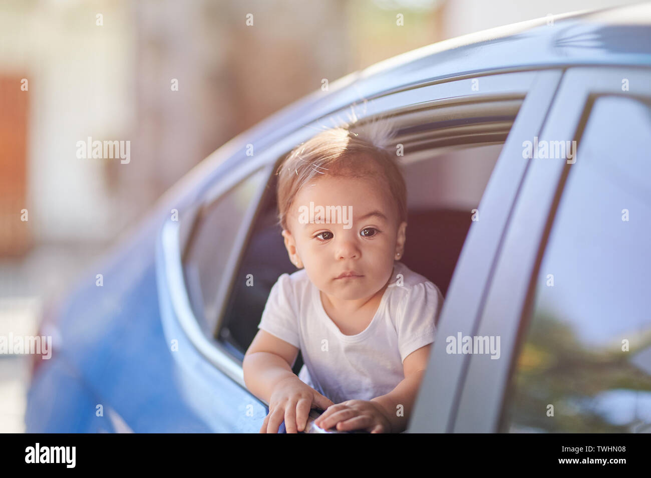 Reisen mit dem Auto. Kleine Mädchen mit Blick aus dem Fenster Seitenansicht Stockfoto