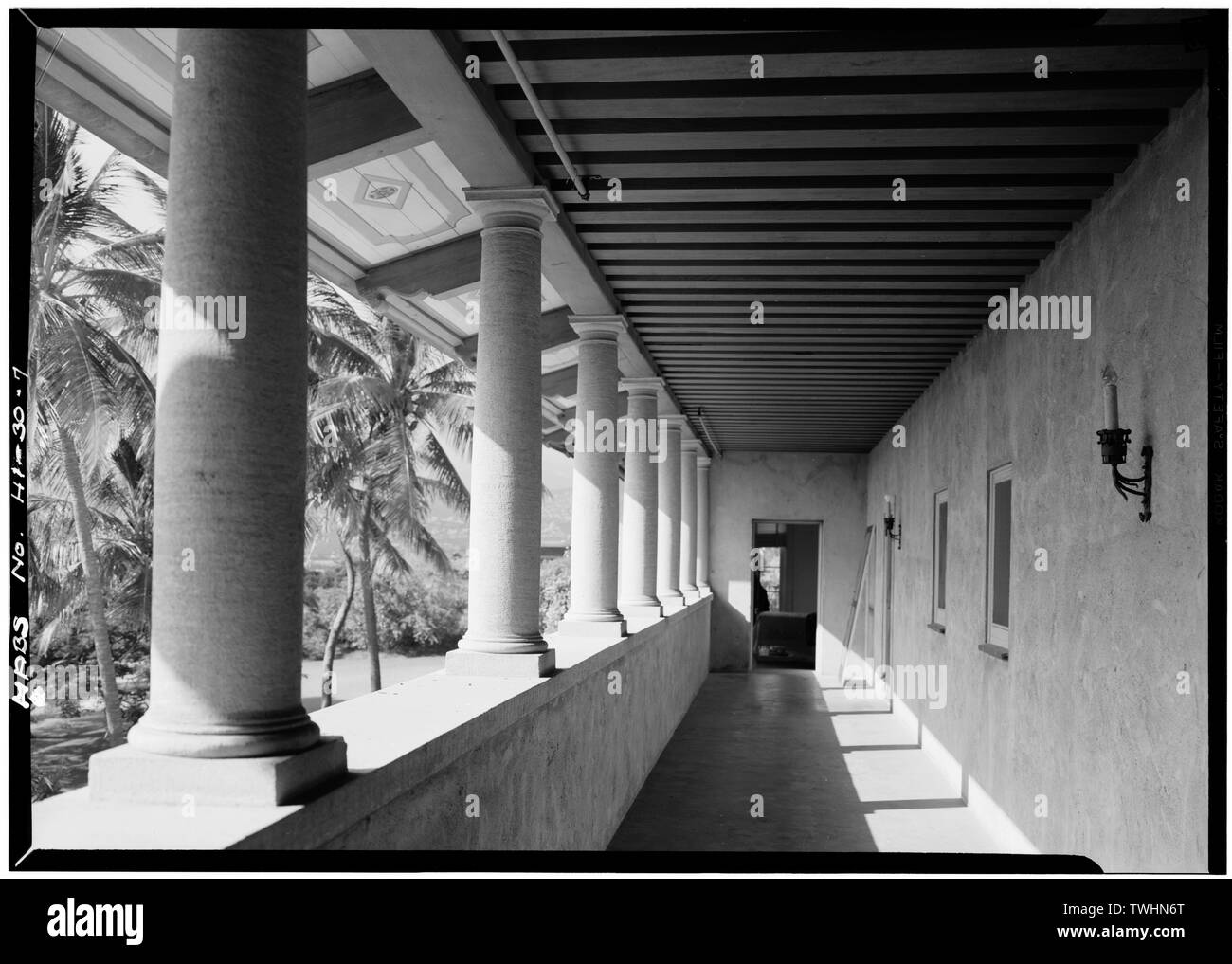 Im zweiten Stock Veranda, WEST ELEVATION - La Pietra, Poni Moi Road, Diamond Head, Honolulu, Honolulu County, HI Stockfoto