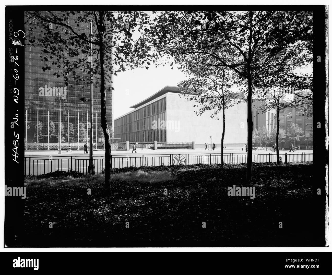 Sekretariat Gebäude (links) und Dag Hammarskjöld Bibliothek (rechts). -Hauptsitz der Vereinten Nationen, United Nations Plaza, New York, New York County, NY Stockfoto