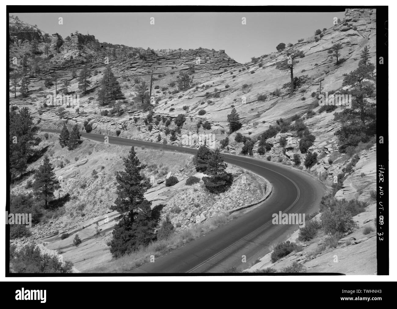 Abschnitt ÖSTLICH VON TUNNEL, STÜTZMAUERN AUF DER INNENSEITE KURVE - Zion-Mount Carmel Highway, Springdale, Washington County, UT; MacDonald, Thomas H; Civilian Conservation Corps; Staat Utah Road Commission; Nevada Contracting Co; Co; Raleigh-Lang Reynolds-Ely Bau Bau Co; Büro der öffentlichen Straßen; Davis, F LeRoy; P und H Schaufel Zement Gun Bauunternehmen; Bundy, Ora, Zeder Bauunternehmen; Works Progress Administration; Öffentliche Verwaltung; Jurale, James, Historiker; Fraser, Clayton B, Fotograf; Anderson, Michael F, Historiker; Grogan, Brian C, photographe Stockfoto