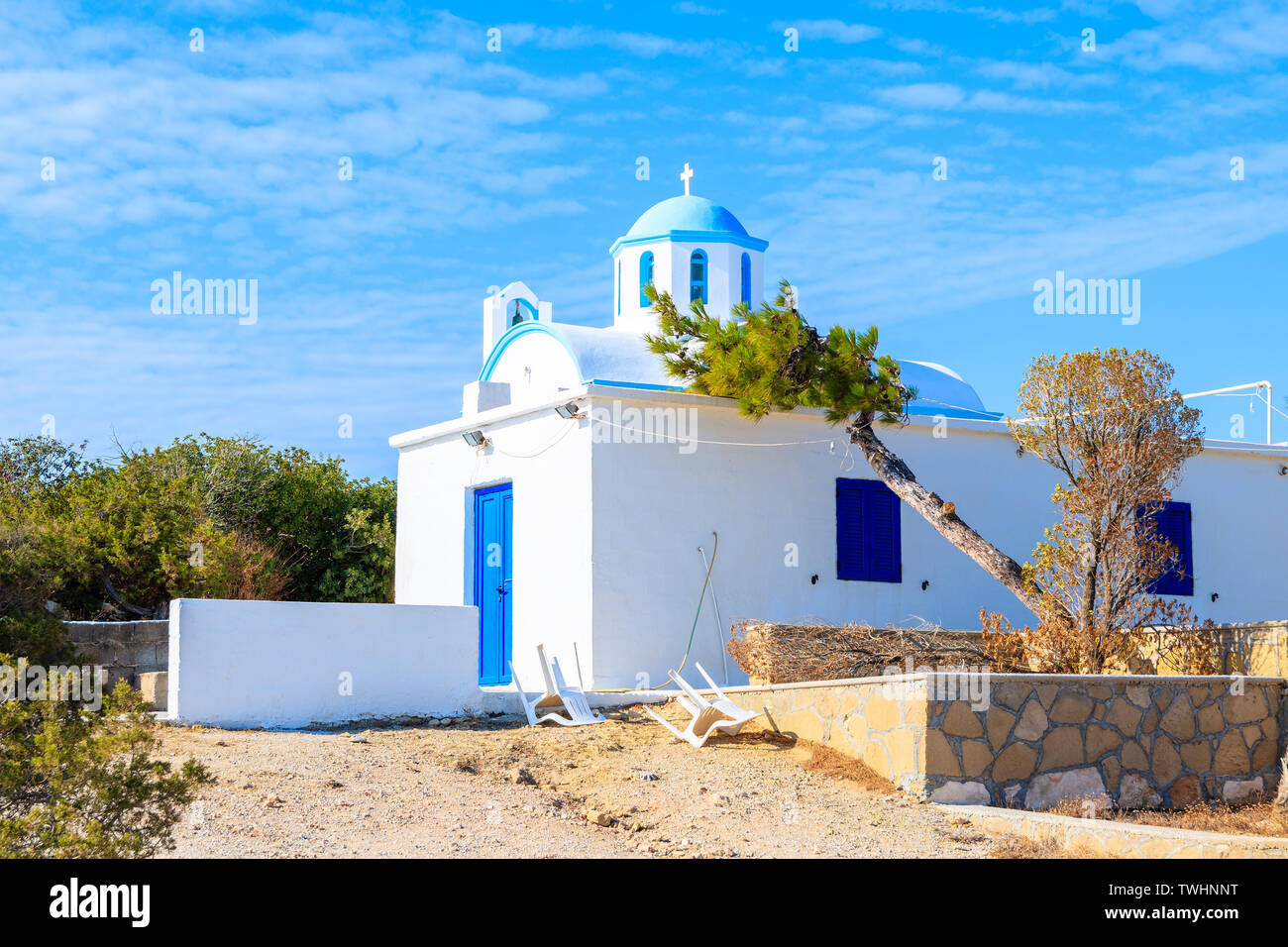 Weißgetünchte traditionelle Kirche mit blauer Kuppel auf der Insel Karpathos, Griechenland Stockfoto