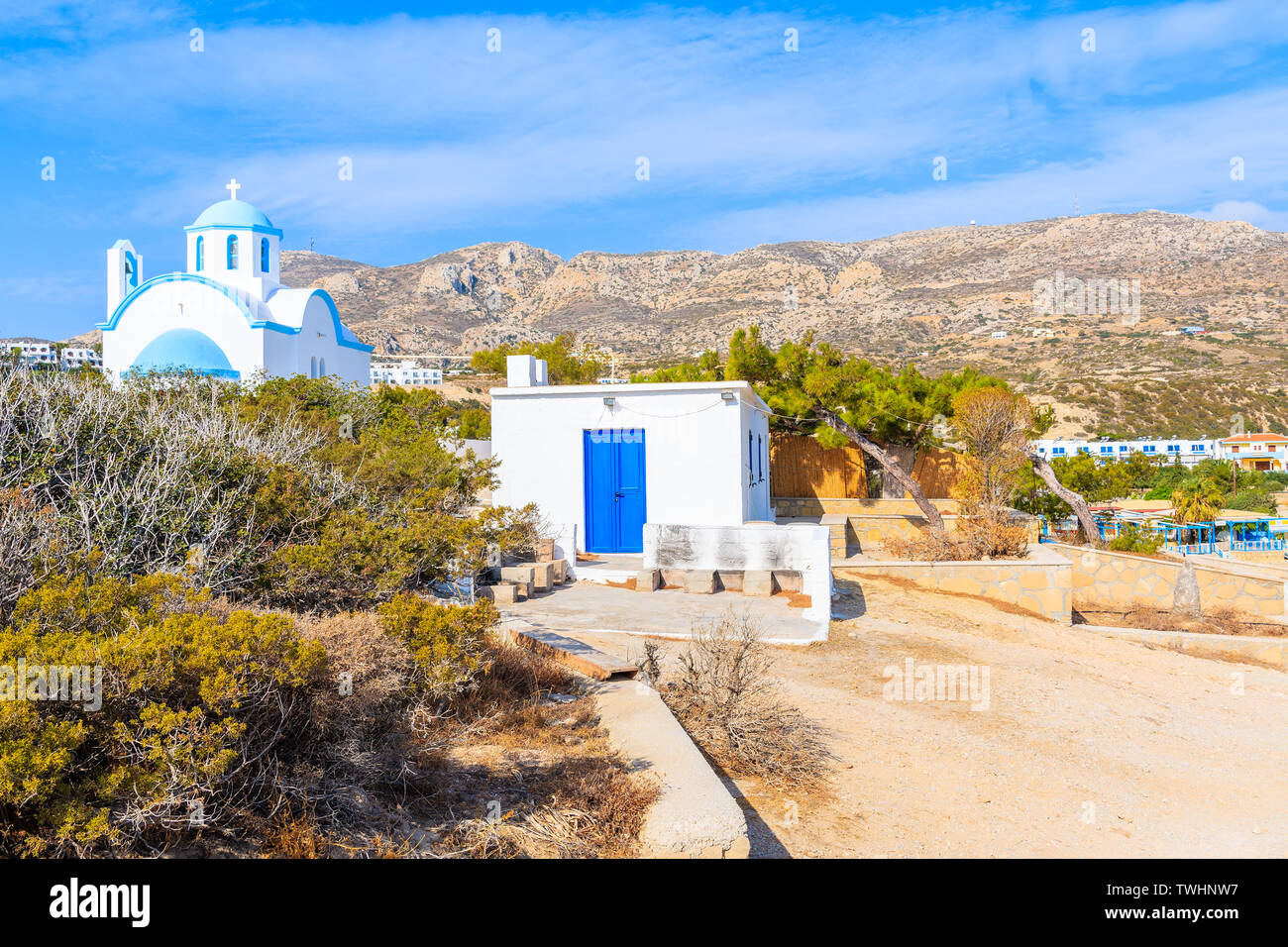 Weißgetünchte traditionelle Kirche mit blauer Kuppel auf der Insel Karpathos, Griechenland Stockfoto