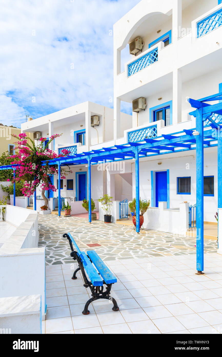 Die typischen weißen Häuser mit blauen Türen und Blumen in Ammopi Dorf, Karpathos, Griechenland Stockfoto