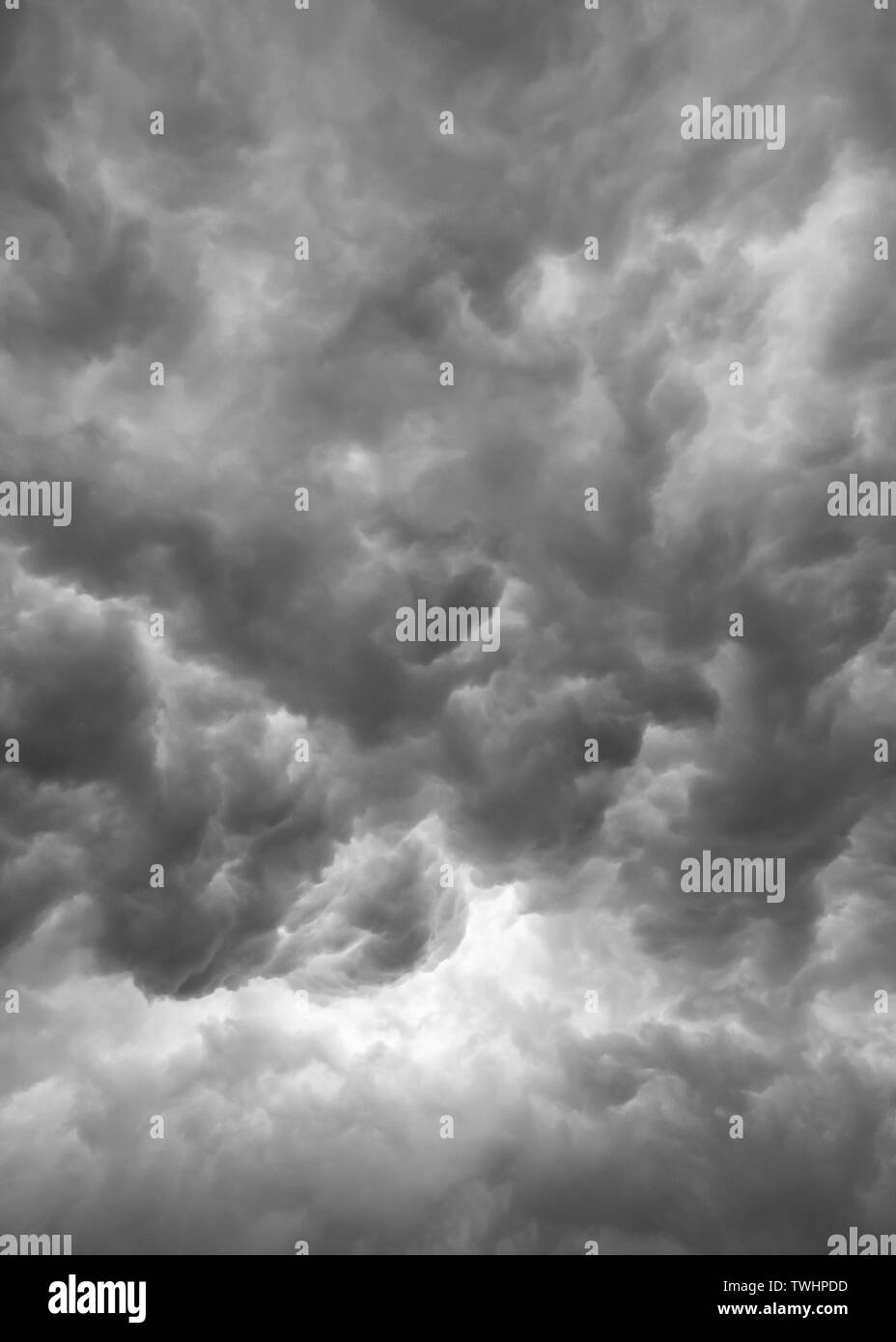 Dunkle Wolken als Hintergrund. Bedrohliche Gewitterwolken. Sky vor einem Gewitter. Stockfoto