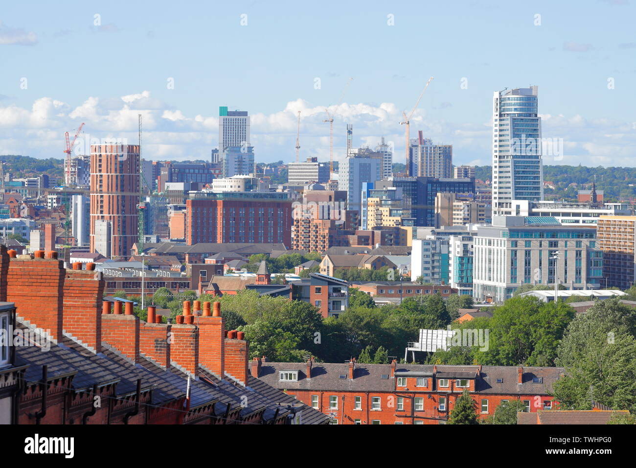 Alte und neue Architektur in Leeds, als die Stadt von Tag zu Tag größer. Stockfoto