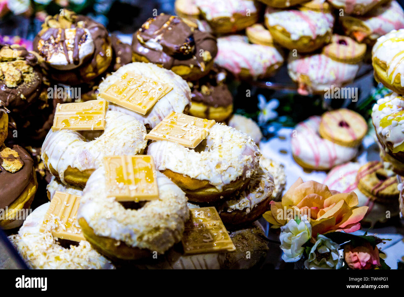 Stapel von Delicious Doughnuts am FesTeaVal2019 am Dock, London, UK Stockfoto