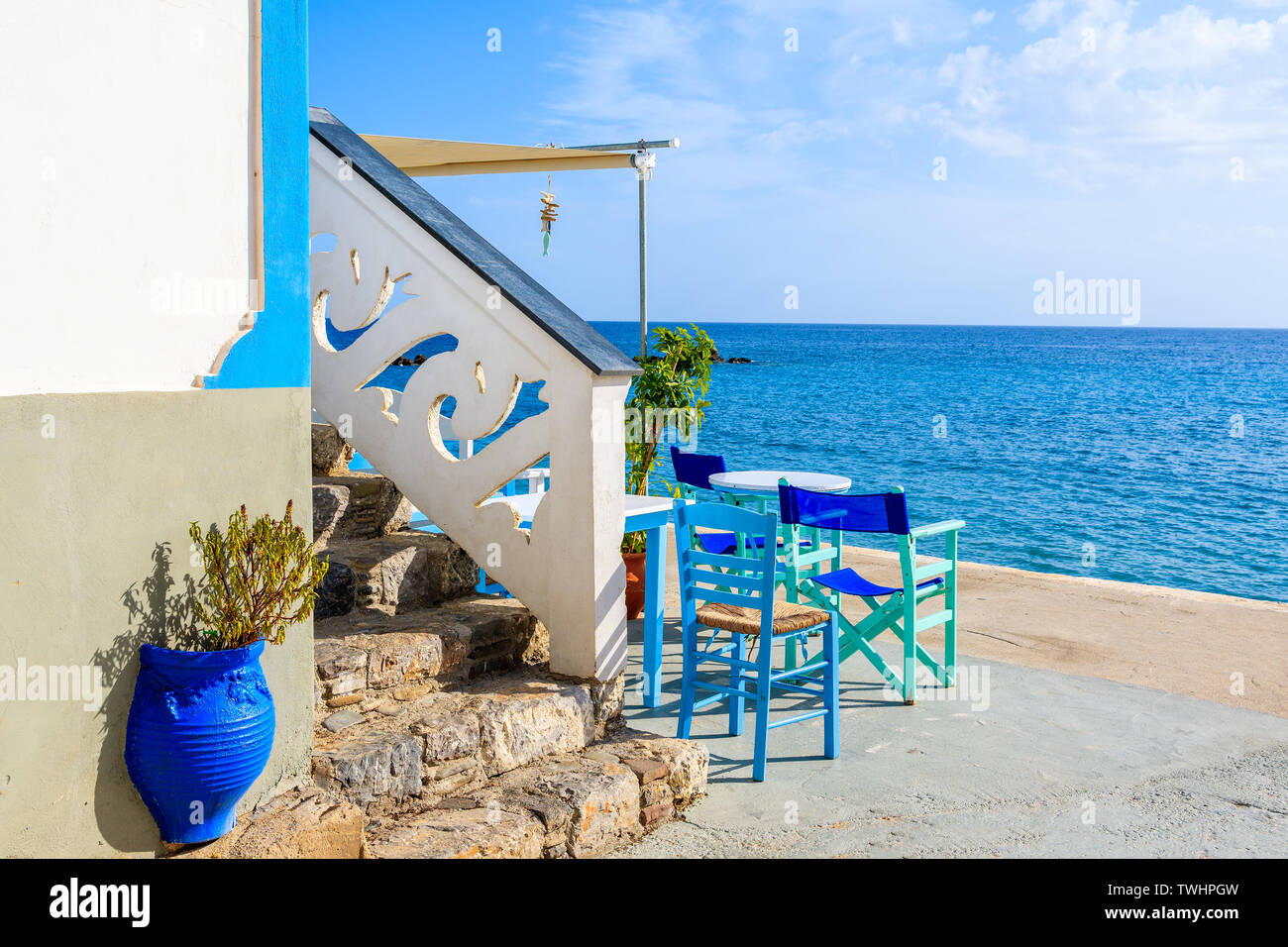 Traditionelle griechische Taverne in Diafani Hafen auf der Insel Karpathos, Griechenland Stockfoto