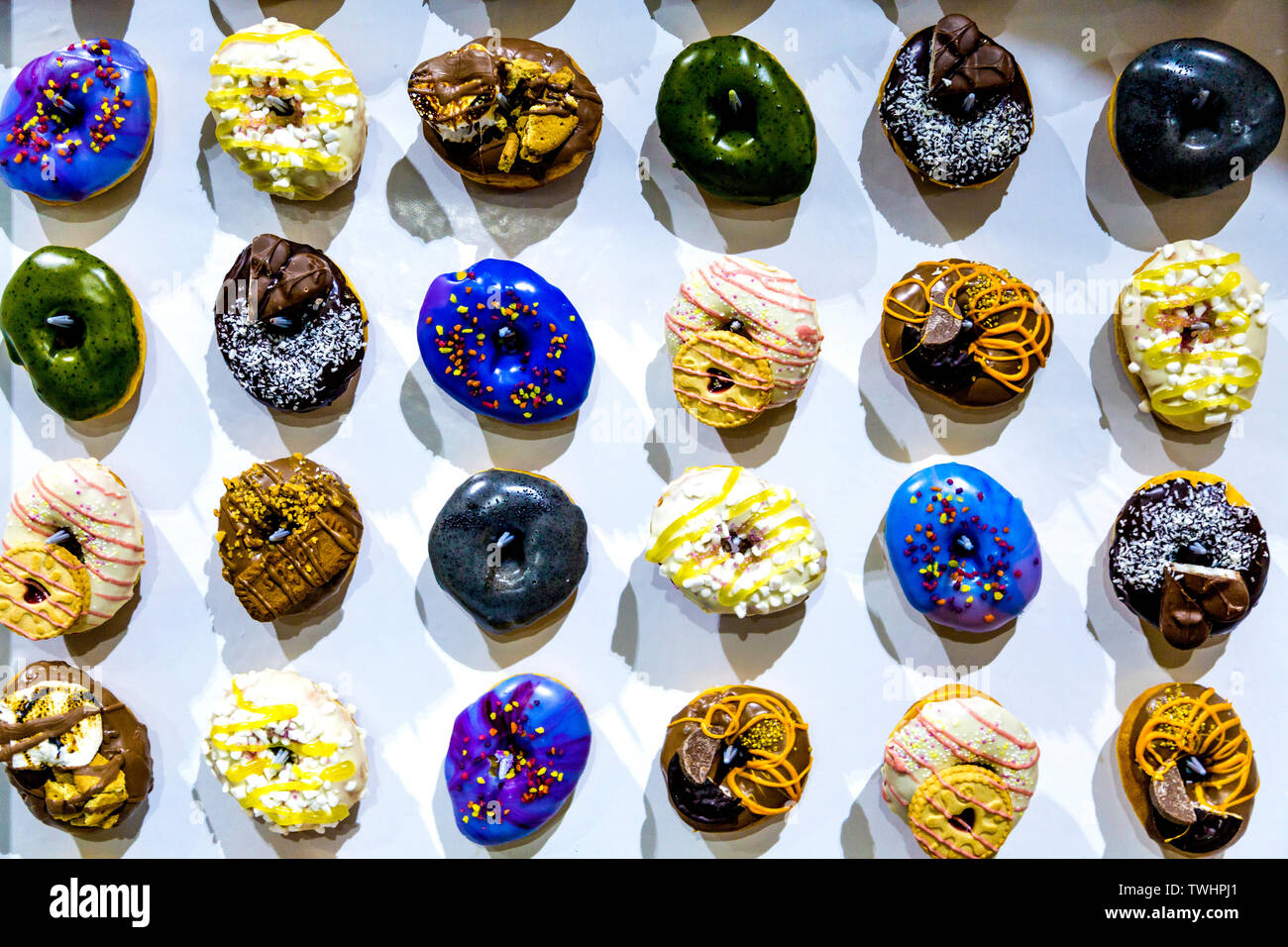 Donuts an der Wand aufhängen an FesTeaVal2019 am Dock, London, UK Stockfoto
