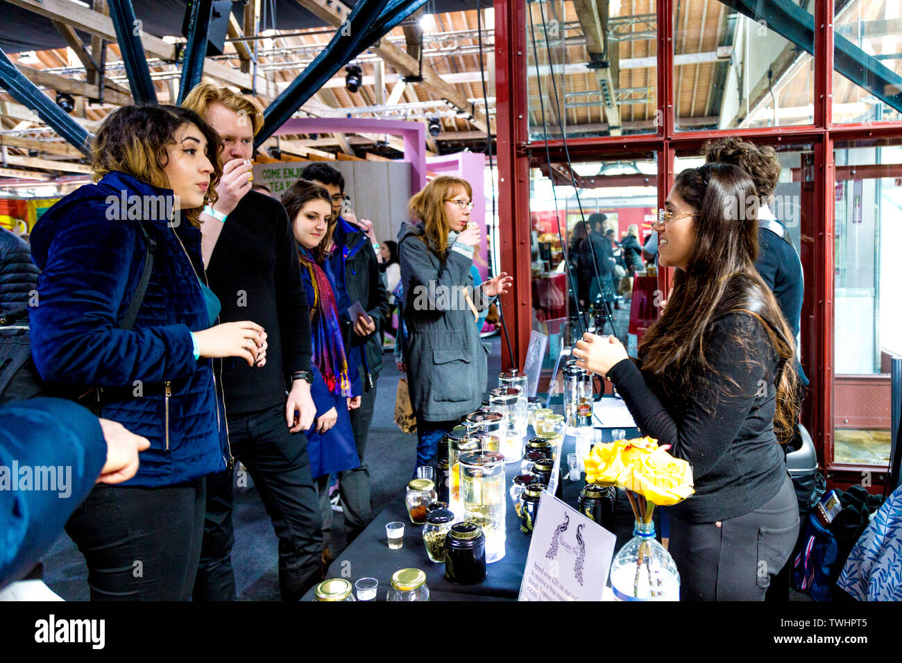 Menschen Verkostung Kaffee in einem Stall (nazani Tee) bei FesTeaVal2019 am Dock, London, UK Stockfoto