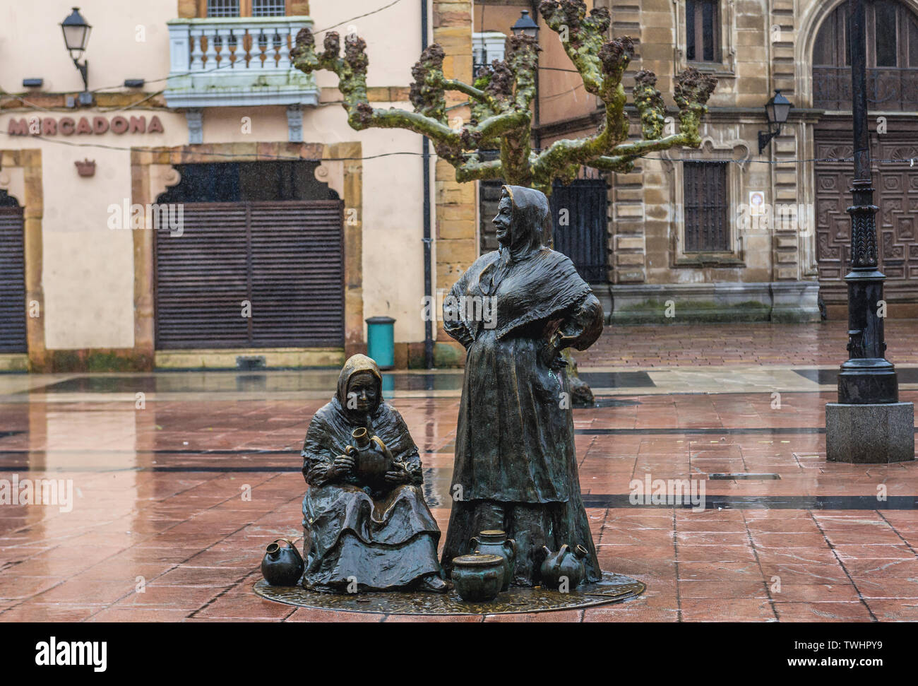 Skulptur namens Las Vendedoras del Fontan von Amado Gonzalez Hevia in Oviedo in Asturien, Spanien Stockfoto