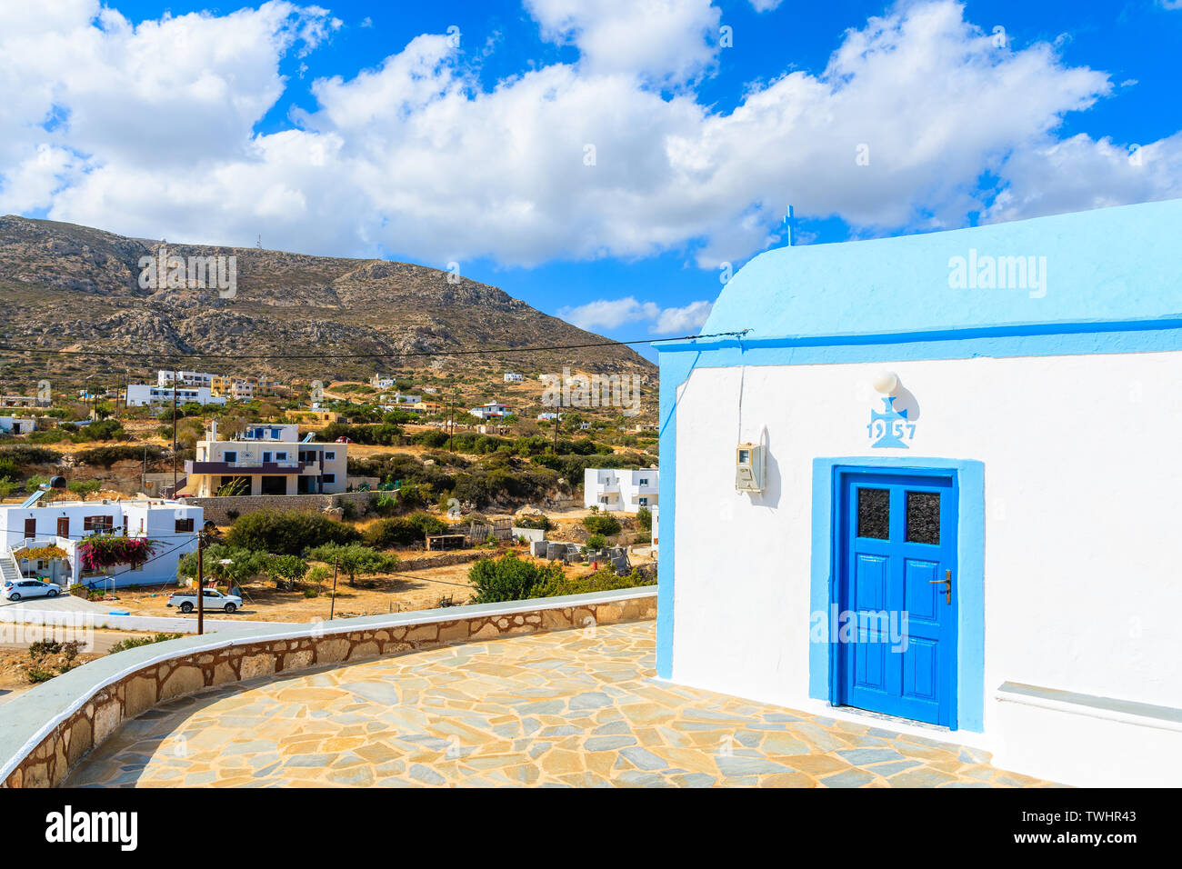 Traditionelle weiße Kirche in Ammopi Dorf gegen Berge, Karpathos, Griechenland Stockfoto