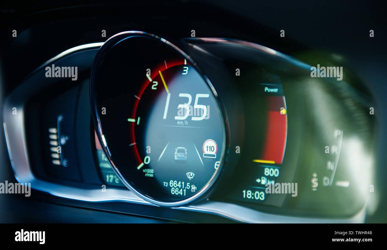 Neue moderne Luxus sport auto digital Dashboard zeigt 135 km/h Geschwindigkeit Daten und aktuelle Geschwindigkeit sowie Verkehrszeichen Anerkennung Stockfoto