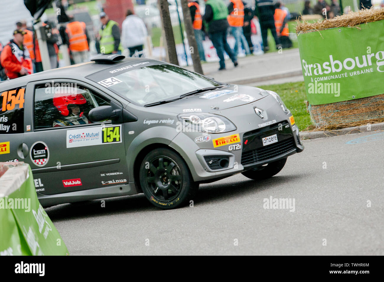 Straßburg, Frankreich - Okt 3, 2013: Lugano Racing Team der Schweiz in Renault Twingo R2 konkurrieren während der Super Special Stage 1 Stockfoto